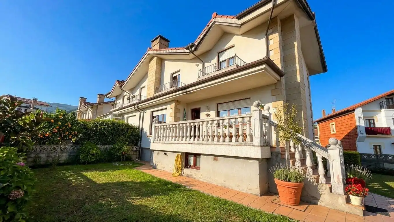Villa con balcone in vendita a La zoña