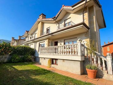 Detached house with balcony for sale in La zoña