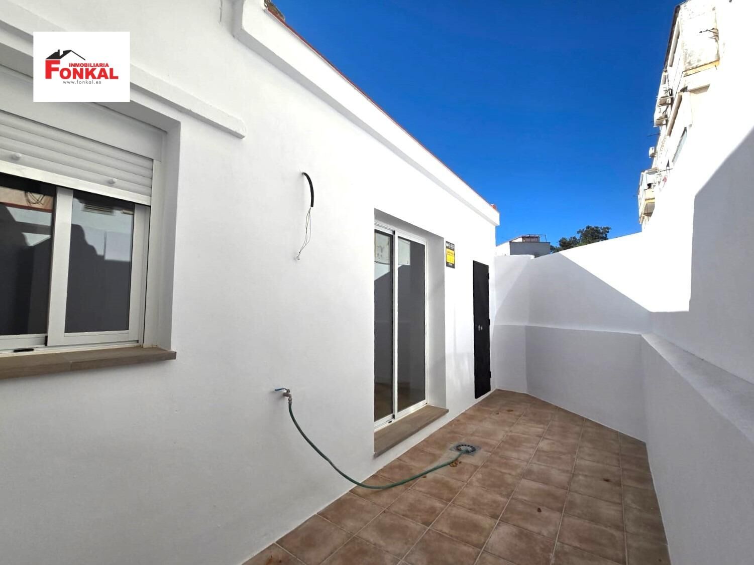 Vista exterior de Planta baja en venta en Jerez de la Frontera con Jardín privado, Trastero y Alarma