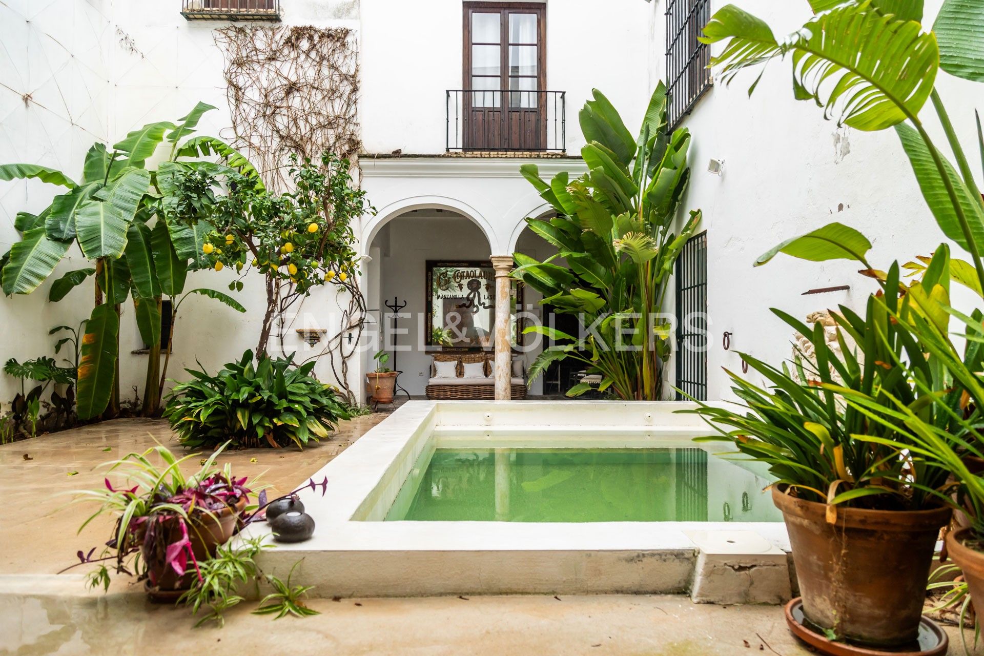 Vista exterior de Casa o xalet en venda en Sanlúcar de Barrameda amb Aire condicionat, Calefacció i Jardí privat
