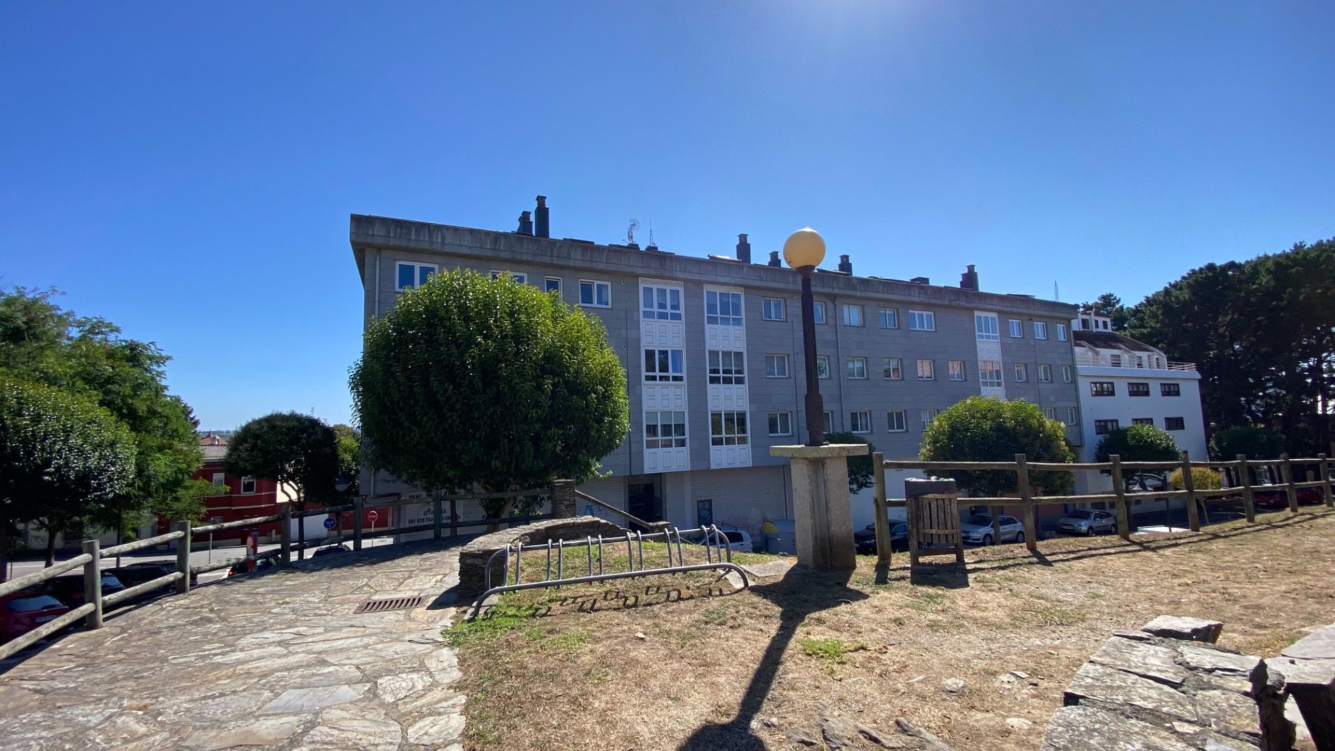 Vista exterior de Pis en venda en Oleiros amb Calefacció i Traster