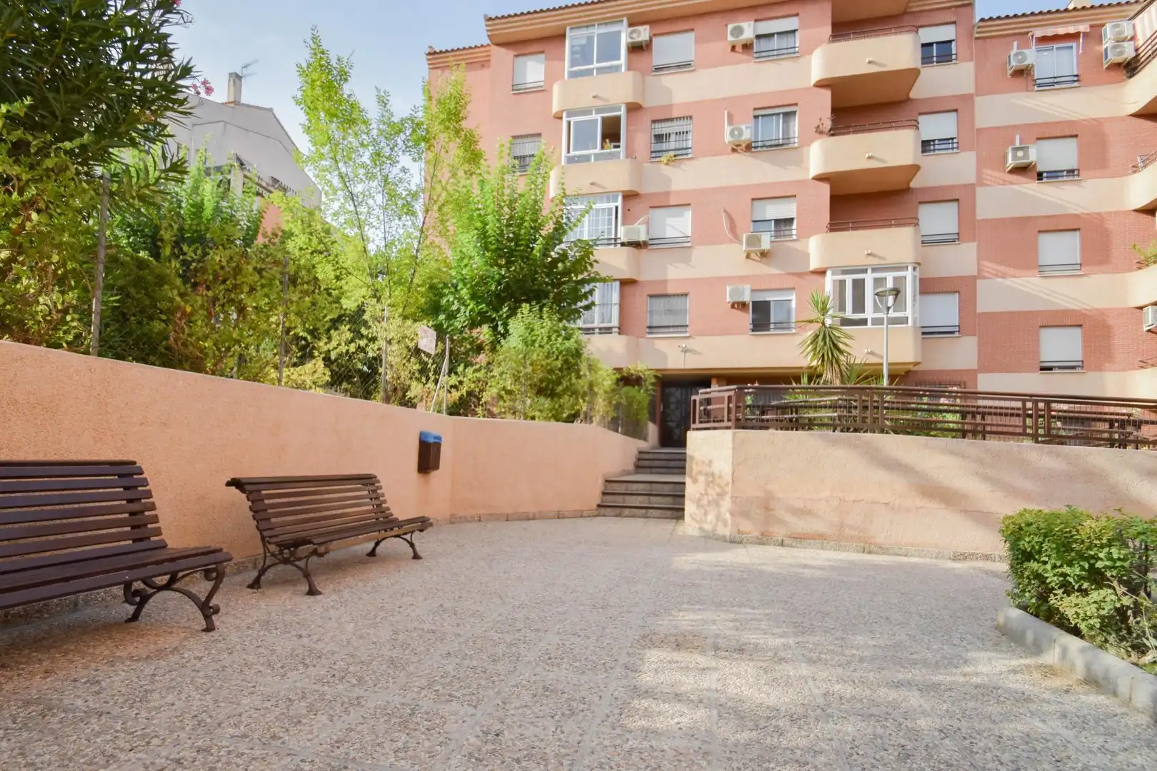 Vista exterior de Pis en venda en Granada amb Calefacció i Piscina comunitària