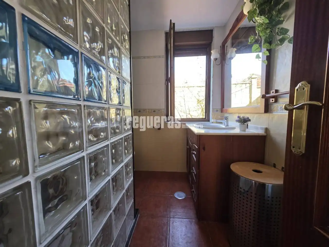 Baño de Casa o chalet en venta en Avilés con Calefacción, Jardín privado y Amueblado