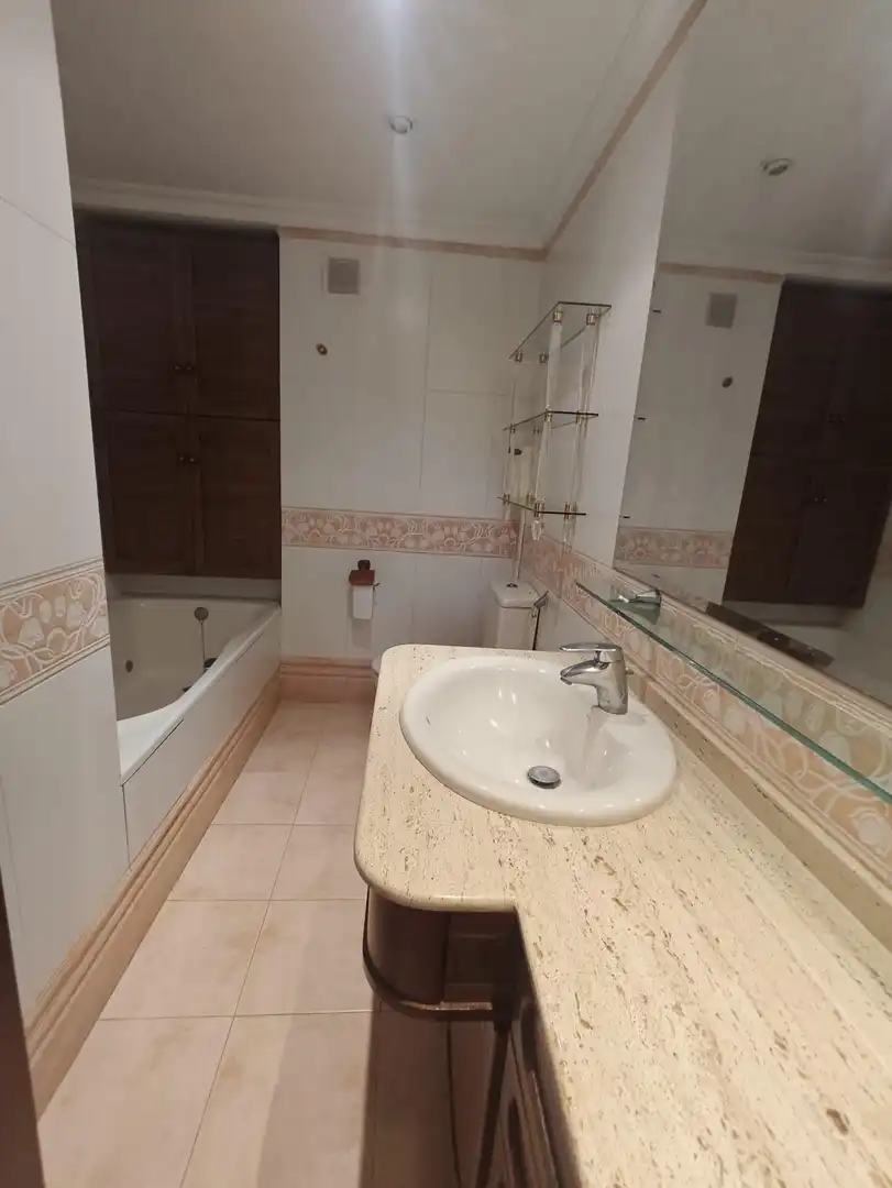Bany de Pis en venda en Elda amb Aire condicionat, Parquet i Moblat