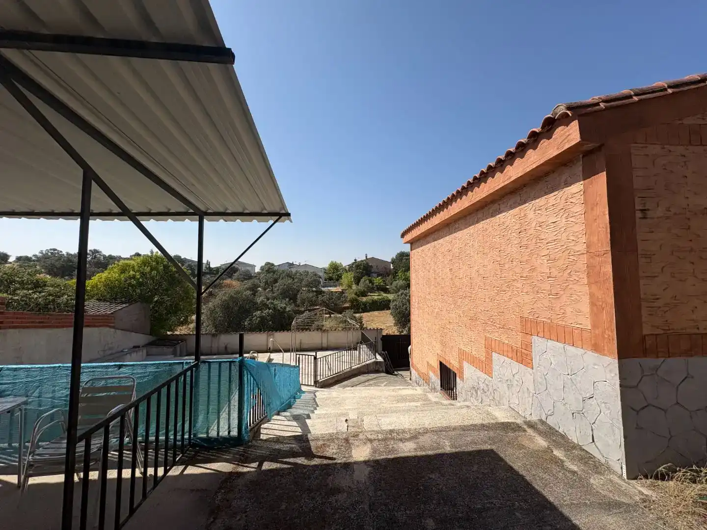 Vista exterior de Pis en venda en Cardiel de los Montes amb Aire condicionat, Jardí privat i Piscina