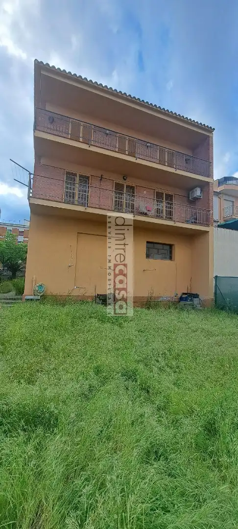 Vista exterior de Casa o xalet en venda en Tordera amb Aire condicionat, Calefacció i Jardí privat