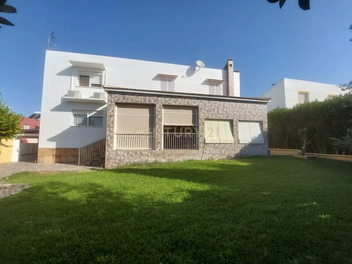 Vista exterior de Casa o xalet en venda en Espartinas amb Aire condicionat, Jardí privat i Traster
