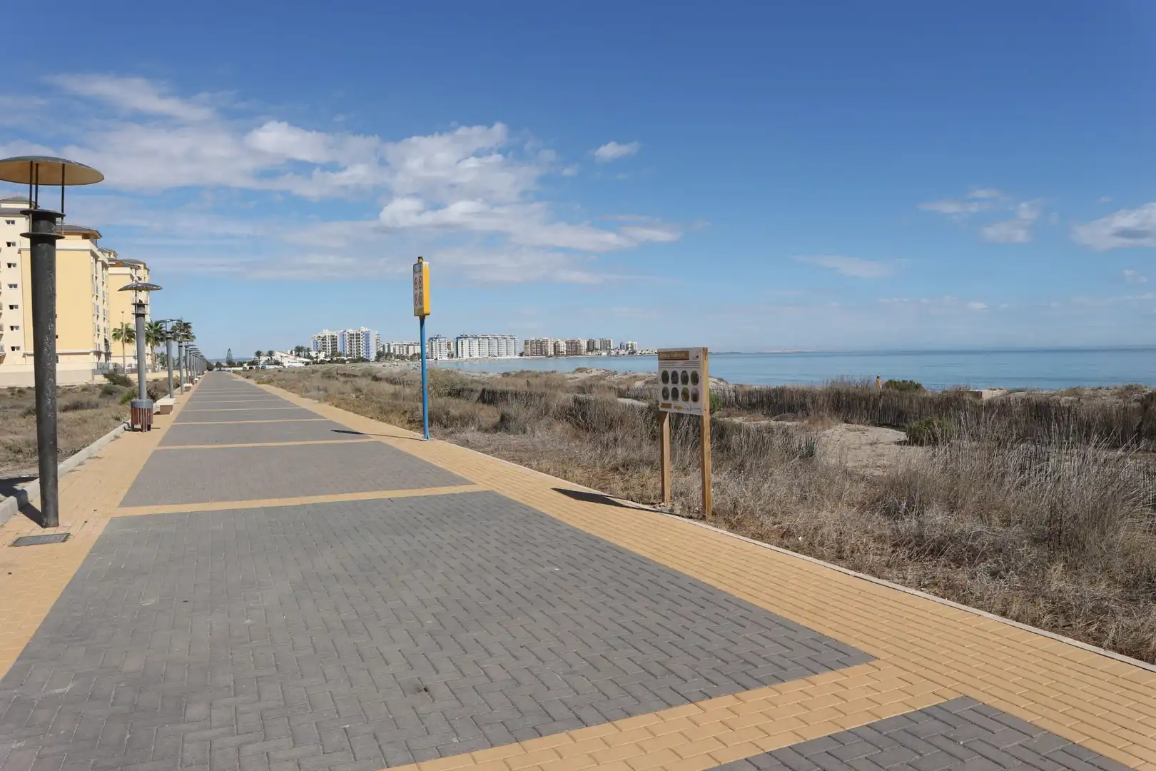 Außenansicht von Wohnungen zum Verkauf in La Manga del Mar Menor mit Klimaanlage, Heizung und Terrasse