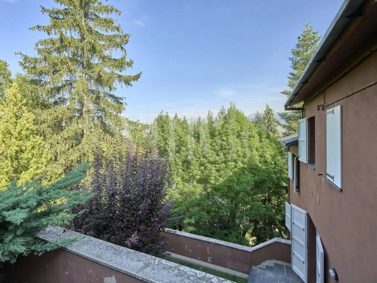Balcony of Detached homes for rent in Alp  with Heating and Parquet flooring