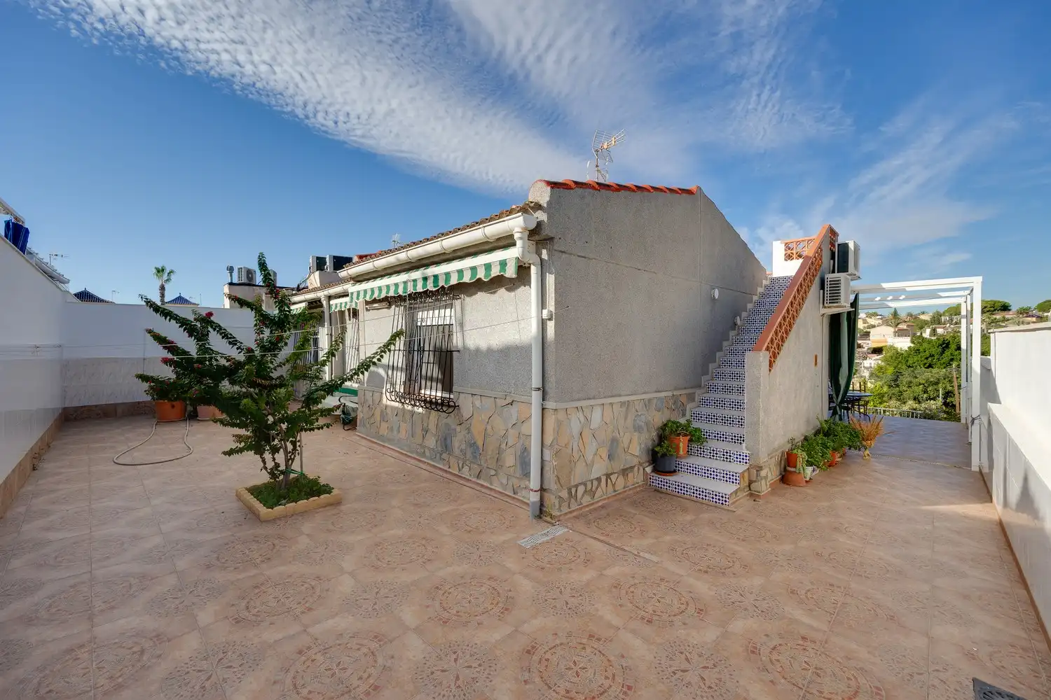 Vista exterior de Casa adosada en venta en Torrevieja con Aire acondicionado, Calefacción y Jardín privado