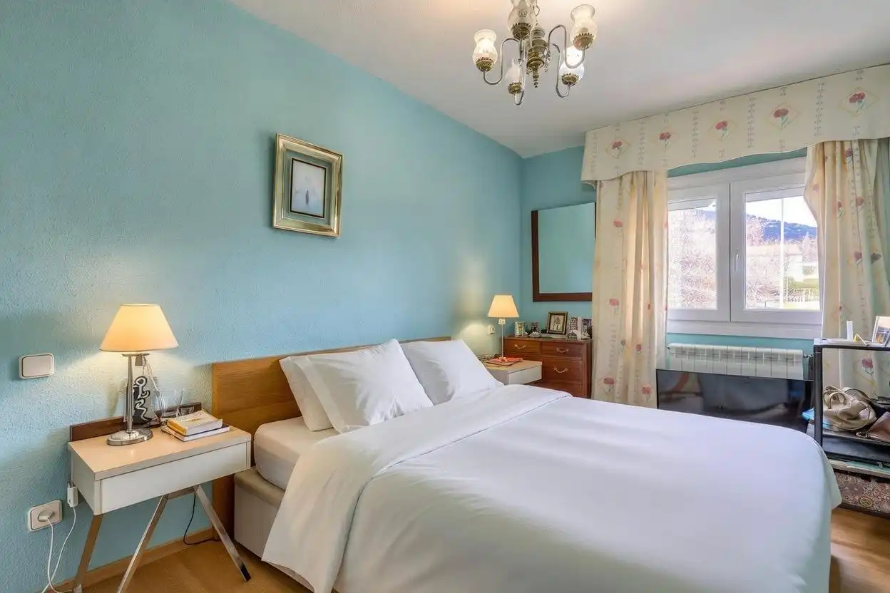 Schlafzimmer von Einfamilien-Reihenhaus zum Verkauf in San Lorenzo de El Escorial mit Heizung, Privatgarten und Abstellraum