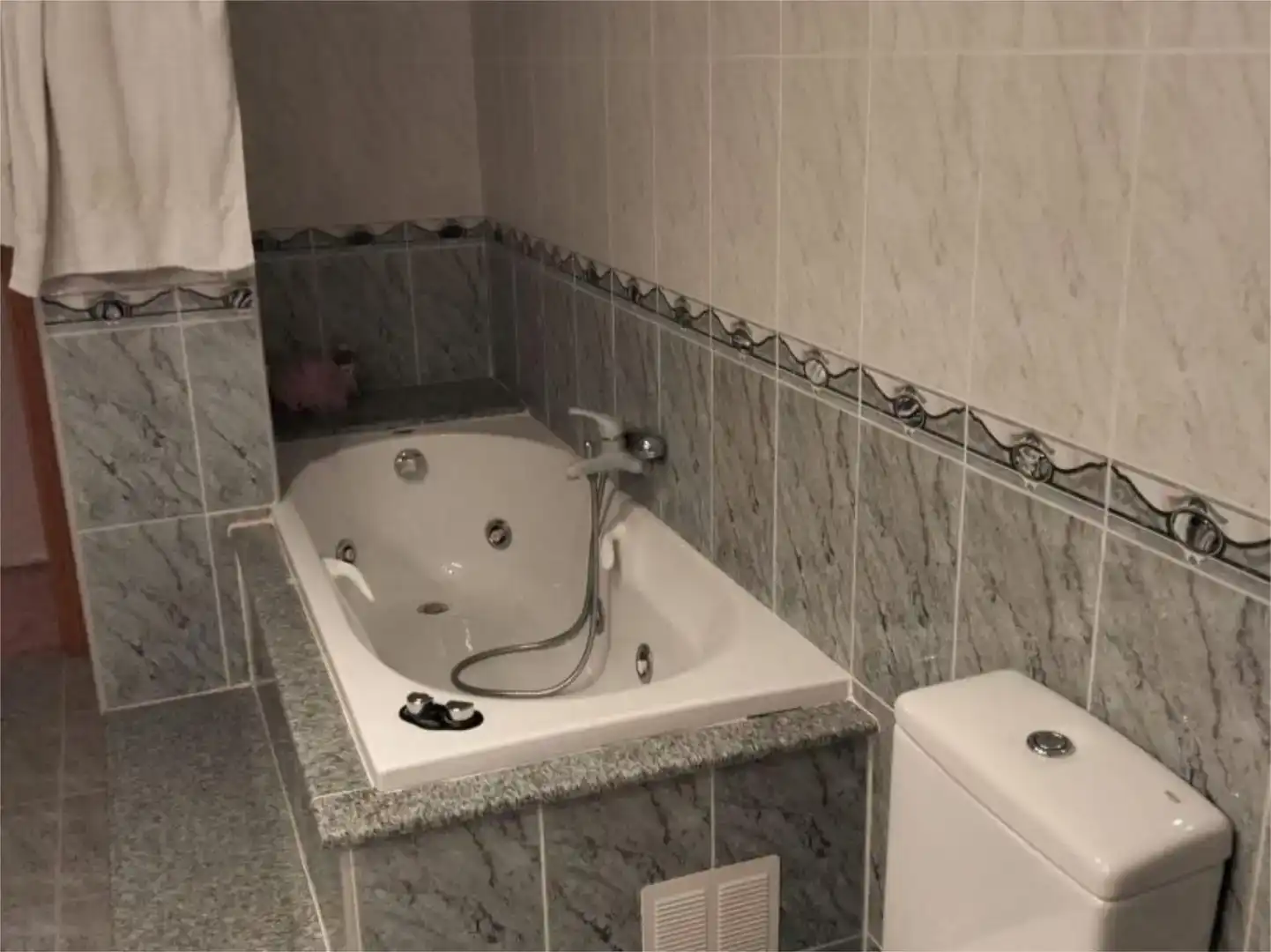 Bathroom of Flat for sale in Otos  with Air Conditioner, Private garden and Storage room