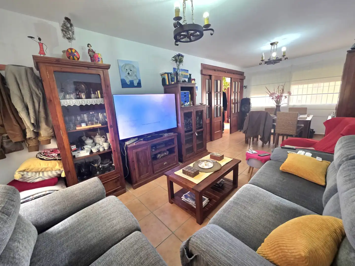 Sala d'estar de Casa adosada en venda en Tarifa amb Aire condicionat, Jardí privat i Terrassa
