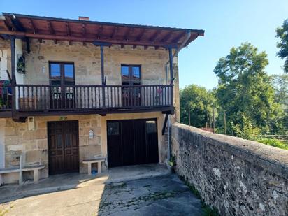 Vista exterior de Casa o xalet en venda en Villacarriedo amb Balcó