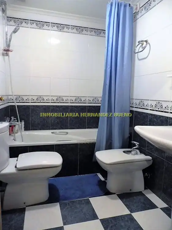 Baño de Piso de alquiler en Salamanca con Calefacción, Amueblado y Balcón