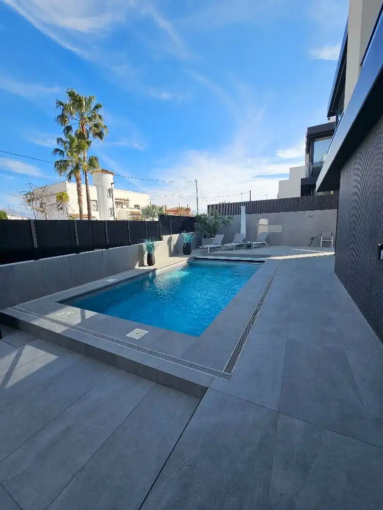 Piscina de Casa o chalet de alquiler en L'Alfàs del Pi con Aire acondicionado, Calefacción y Jardín privado