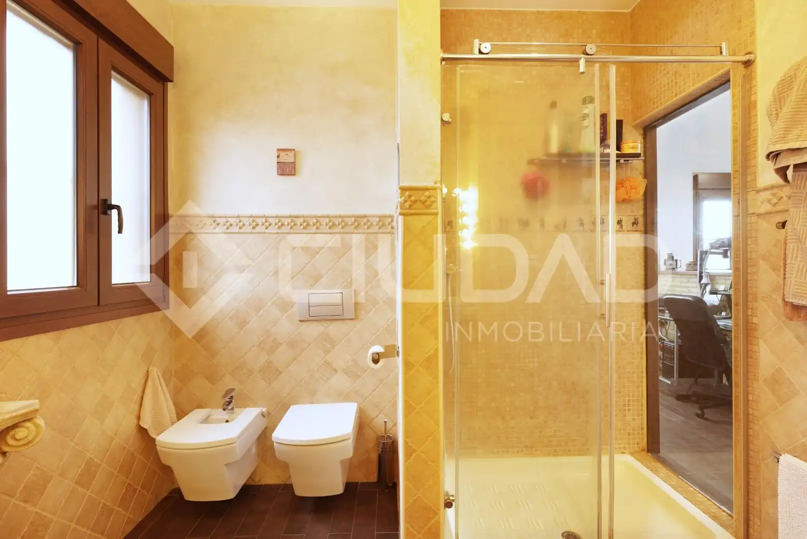 Bany de Casa o xalet en venda en Castilleja de la Cuesta amb Aire condicionat, Jardí privat i Terrassa