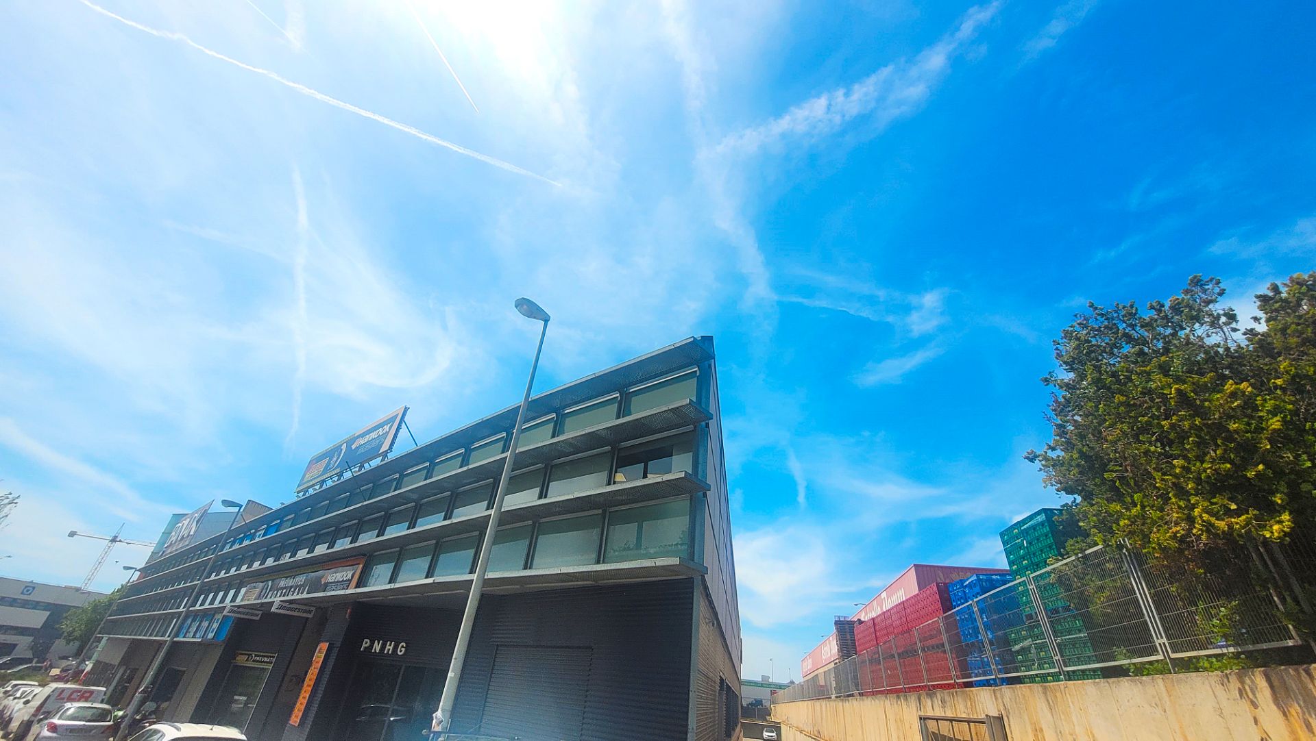 Vista exterior de Oficina en venda en Badalona amb Aire condicionat, Calefacció i Internet