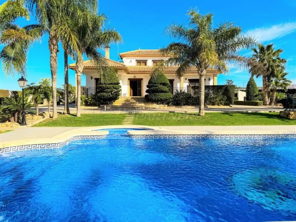 Vista exterior de Casa o xalet en venda en Orihuela amb Aire condicionat, Jardí privat i Traster
