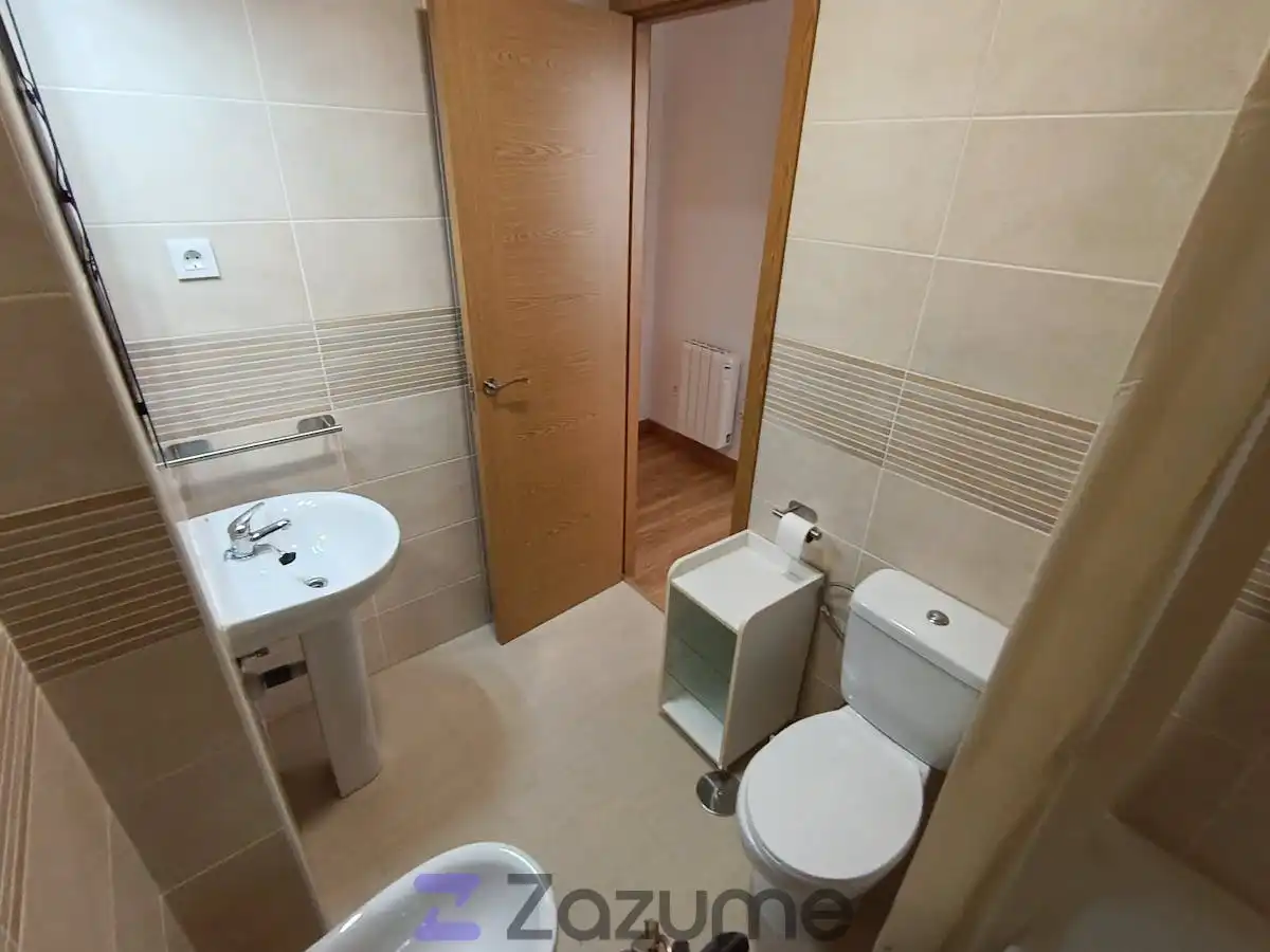 Bathroom of Flat for rent in Carmena  with Heating, Parquet flooring and Furnished