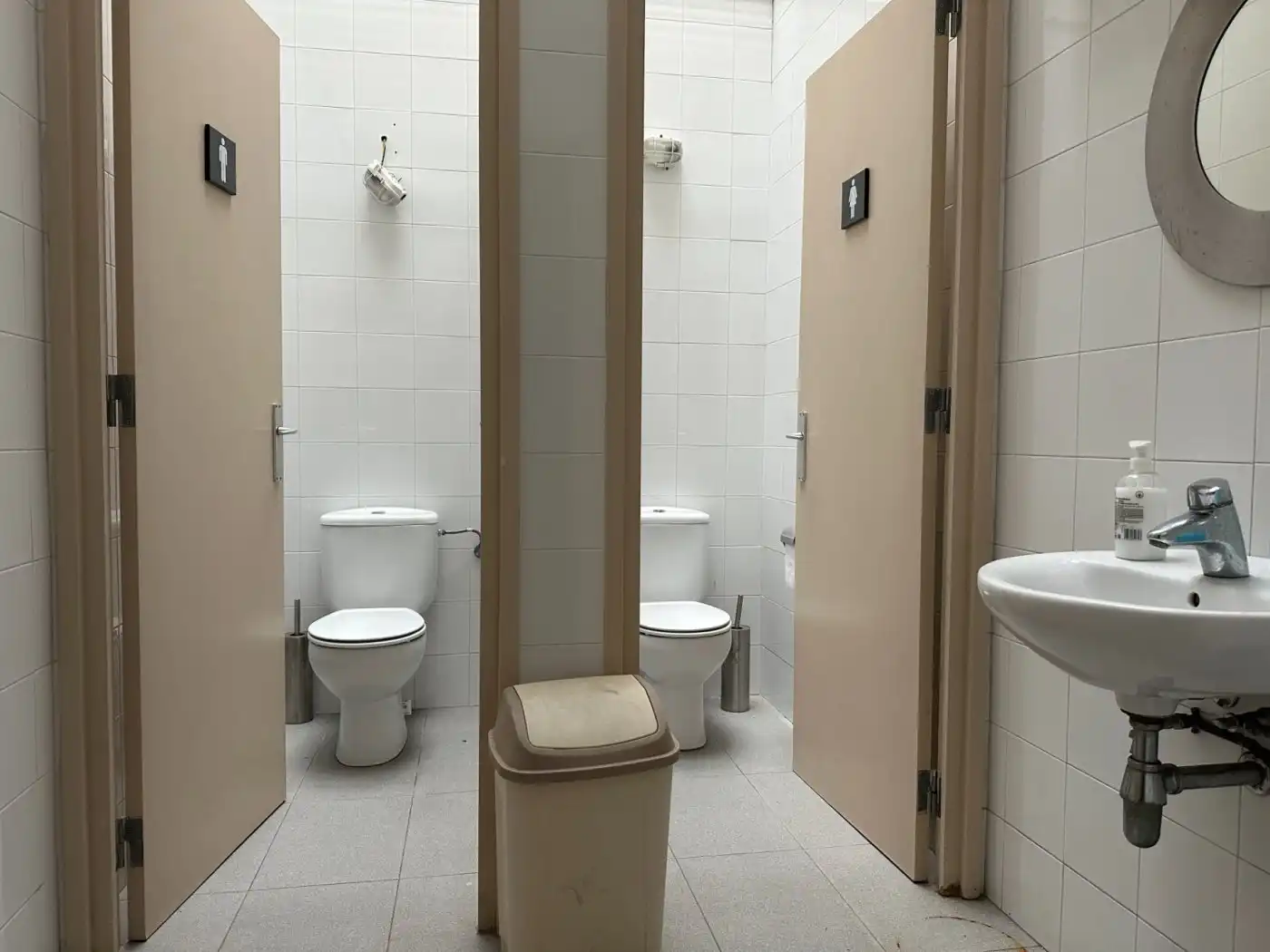 Bany de Local de lloguer en Barcelona amb Terrassa