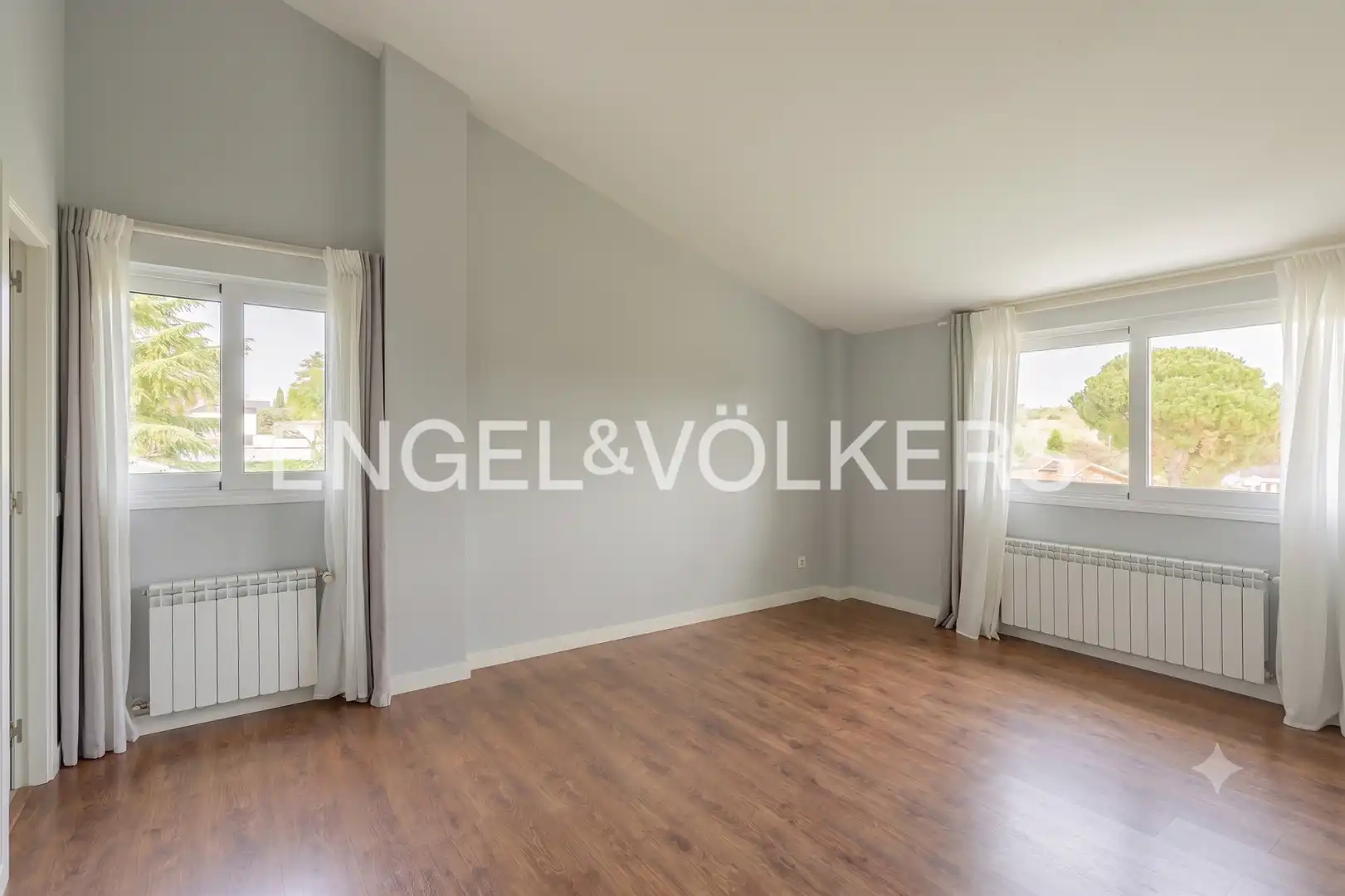 Sala de estar de Casa adosada de alquiler en Tres Cantos con Aire acondicionado, Calefacción y Jardín privado