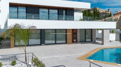 Villa exclusiva de diseño moderno con una ubicación fantástica en La Marquesa Golf. Aquí encontrará una vivienda elegante y lista