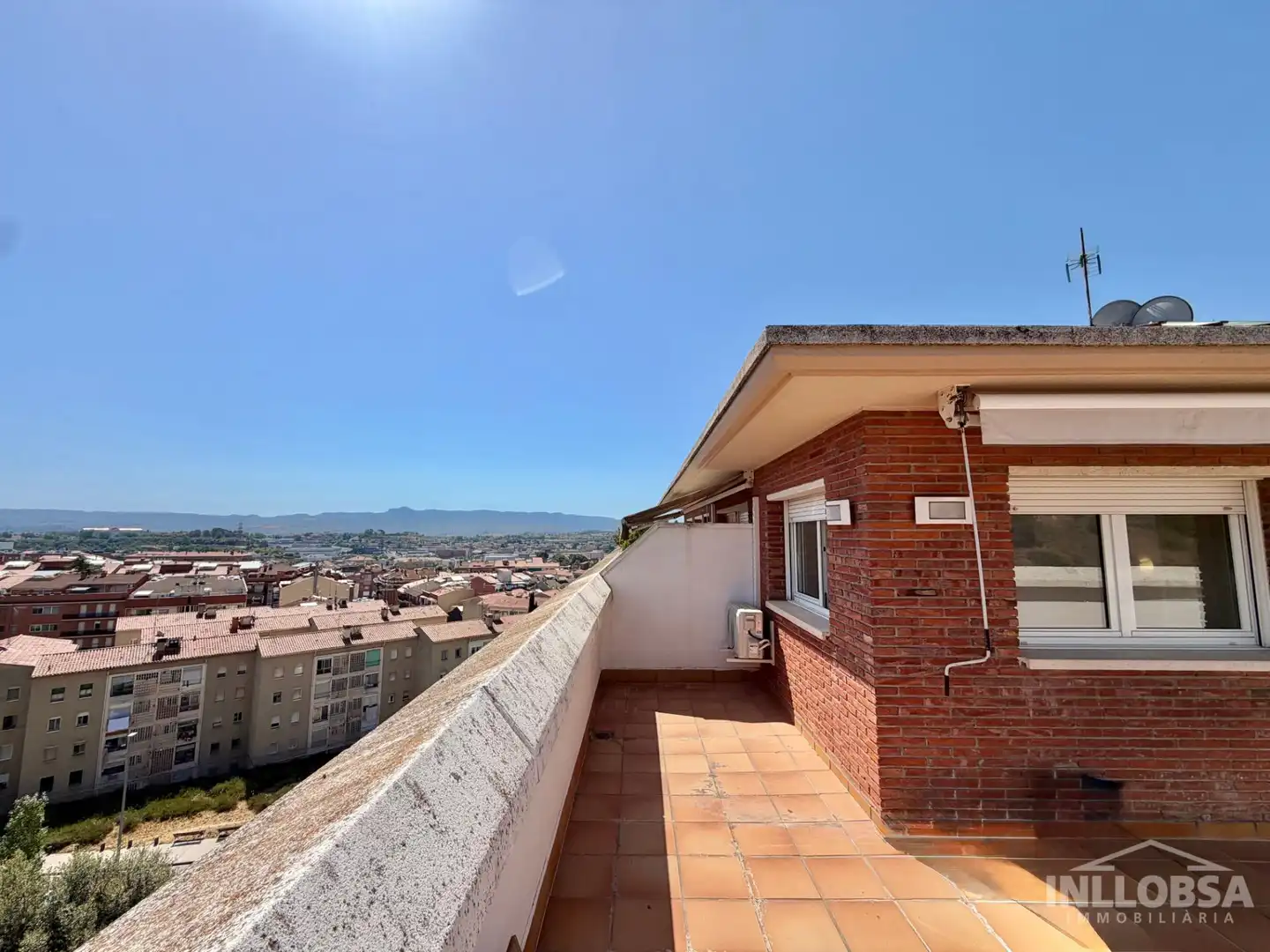 Exterior view of Attic for rent in Manresa  with Air Conditioner, Heating and Terrace