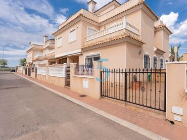Casa a schiera con balcone in vendita a Torre de la Horadada