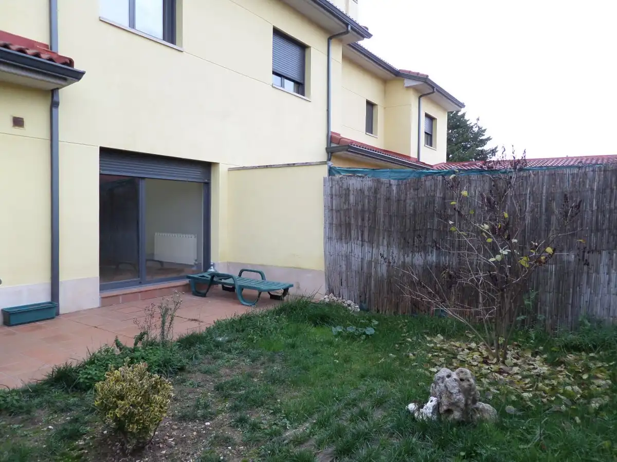 Jardín de Casa adosada en venta en Tudela de Duero con Calefacción y Jardín privado