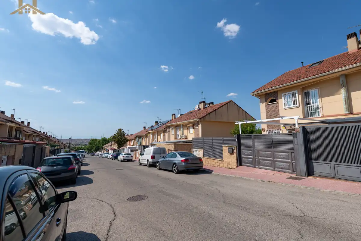 Vista exterior de Casa adosada en venta en Loeches con Aire acondicionado, Calefacción y Jardín privado