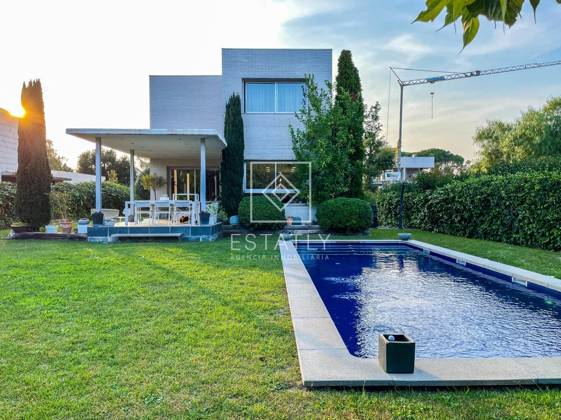 Vista exterior de Casa o xalet en venda en Girona Capital amb Aire condicionat, Calefacció i Jardí privat