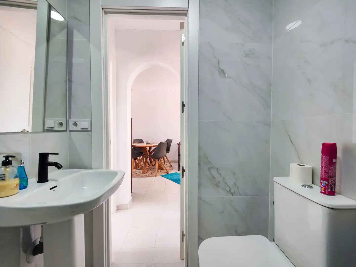 Badezimmer von Einfamilien-Reihenhaus zum Verkauf in Torrevieja mit Klimaanlage, Privatgarten und Terrasse