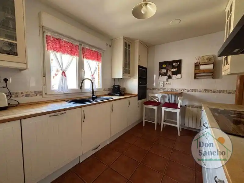 Cocina de Casa adosada en venta en Cabezón de Pisuerga con Calefacción, Jardín privado y Terraza