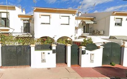 Vista exterior de Casa adosada en venda en Alhaurín de la Torre amb Calefacció, Jardí privat i Piscina comunitària