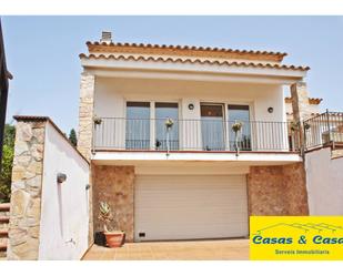 Vista exterior de Casa adosada en venda en Parlavà amb Aire condicionat, Terrassa i Piscina