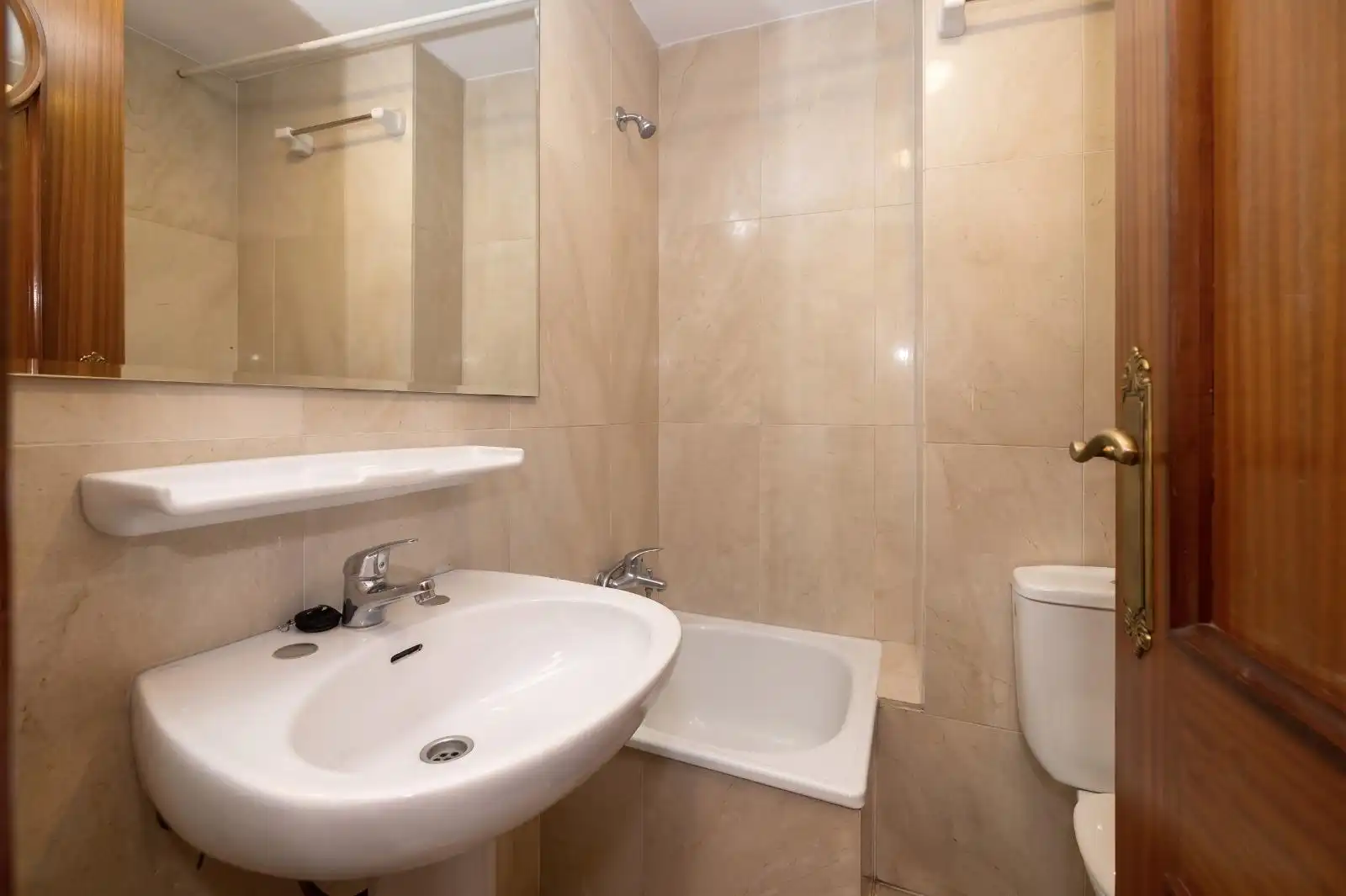 Bathroom of Flat for sale in Sevilla  with Air Conditioner, Heating and Terrace