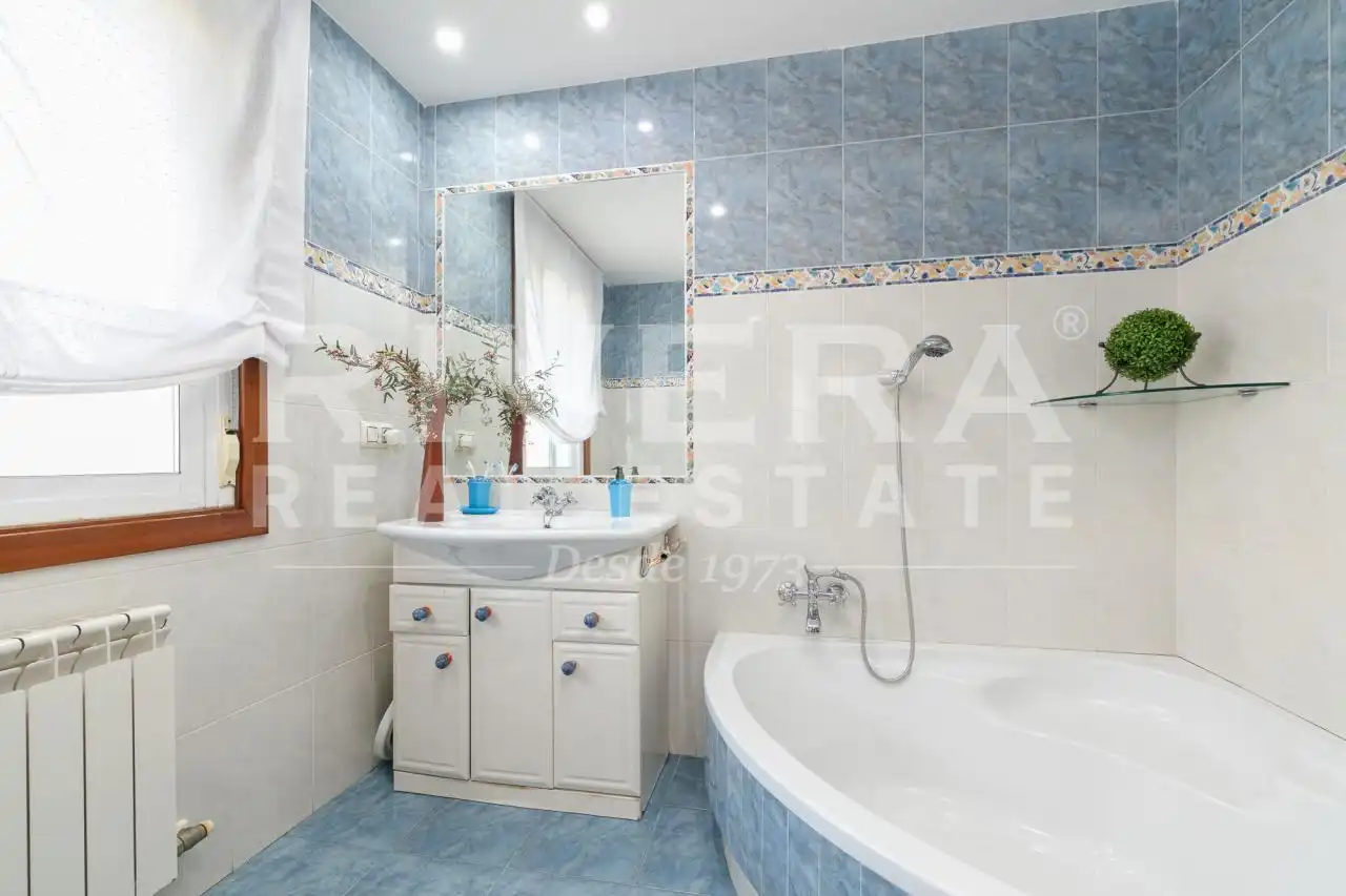 Baño de Casa o chalet en venta en Vigo  con Calefacción, Jardín privado y Parquet