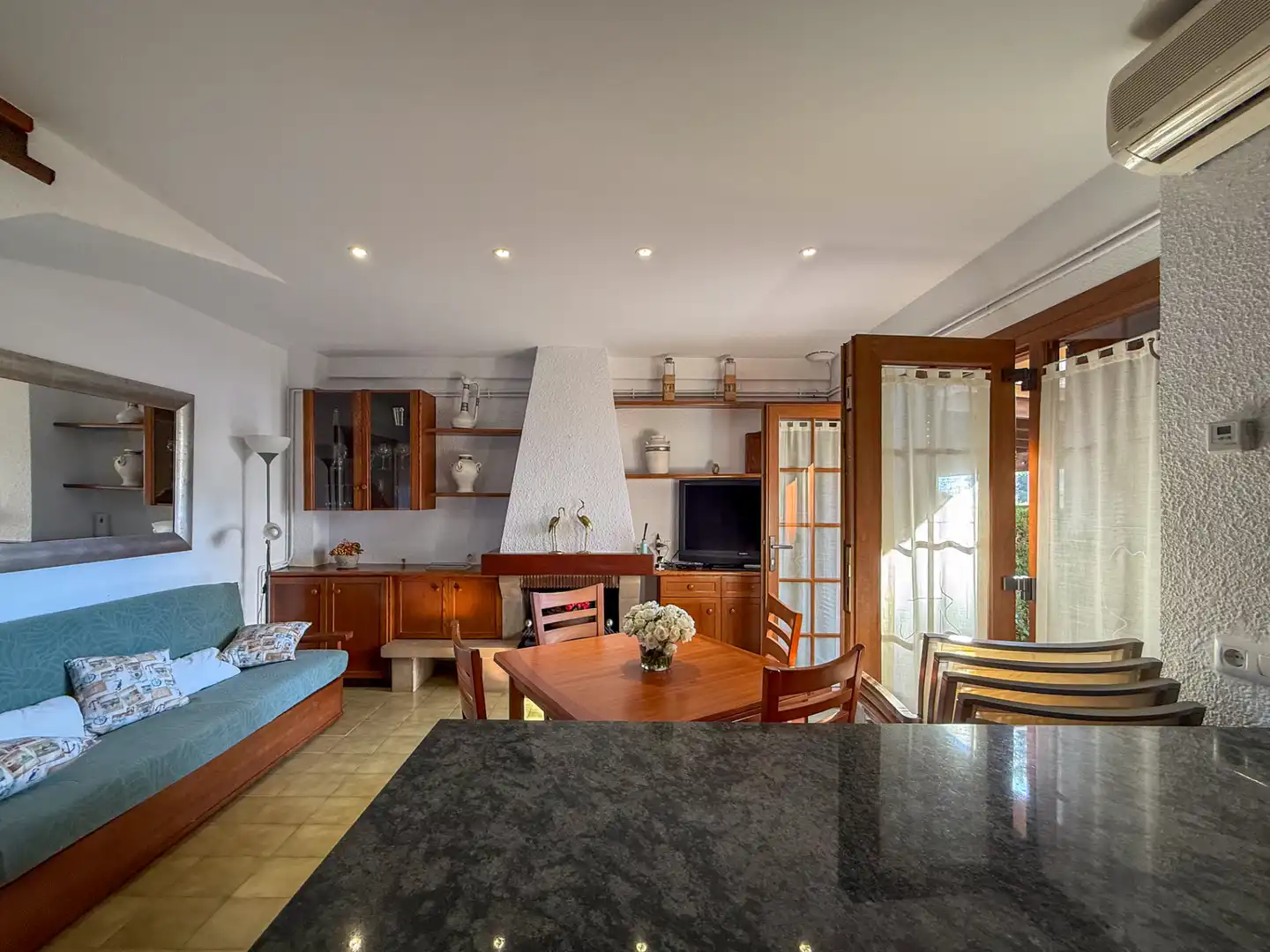 Küche von Einfamilien-Reihenhaus zum Verkauf in Sant Feliu de Guíxols mit Klimaanlage, Heizung und Privatgarten