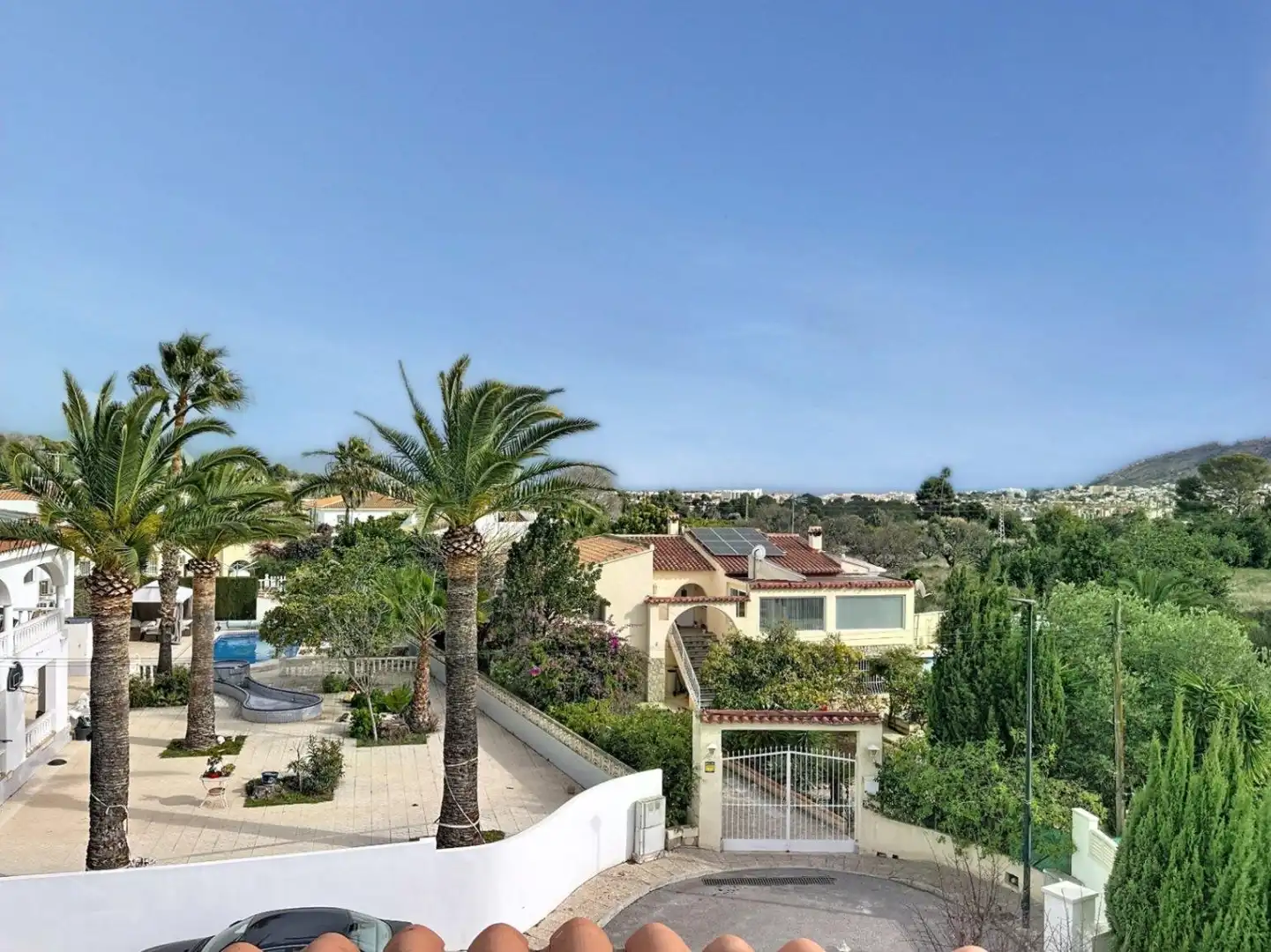 Vista exterior de Casa o xalet en venda en L'Alfàs del Pi amb Aire condicionat, Calefacció i Jardí privat