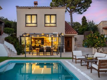 Villa con piscina in vendita a Alella