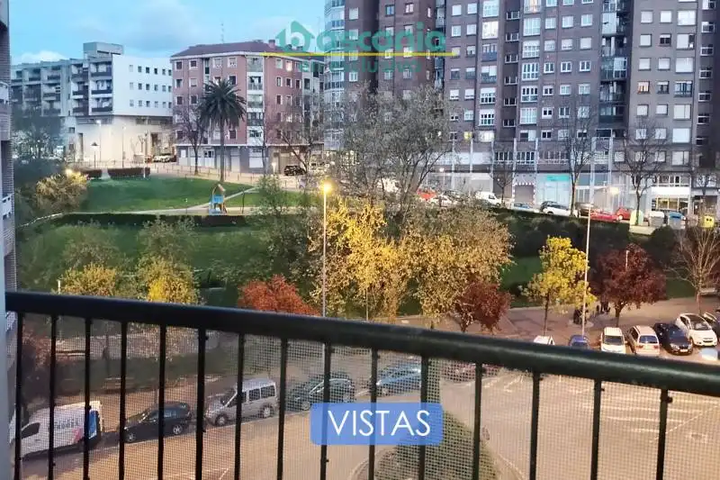 Vista exterior de Piso en venta en Basauri  con Calefacción, Amueblado y Balcón
