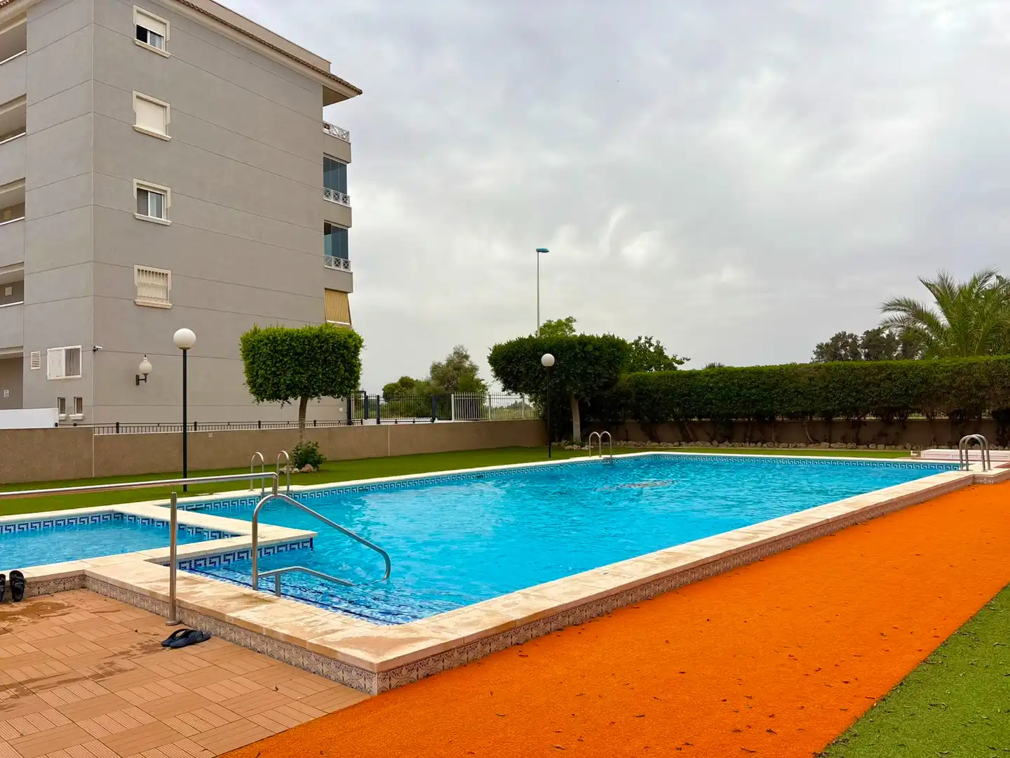 Schwimmbecken von Wohnungen zum Verkauf in Guardamar del Segura mit Klimaanlage, Heizung und Terrasse