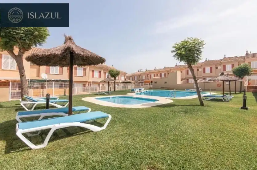 Vista exterior de Casa adosada en venda en Isla Cristina amb Jardí privat, Terrassa i Moblat