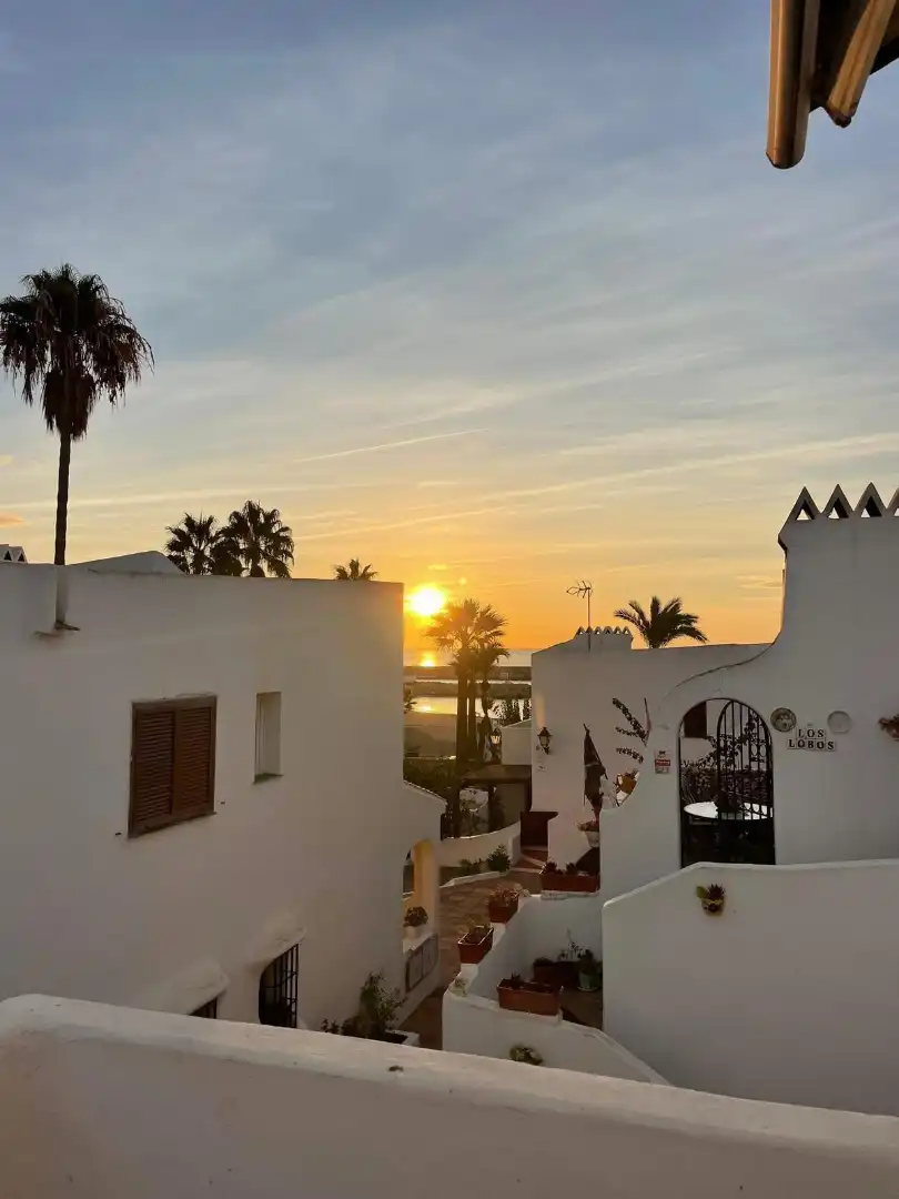 Vista exterior de Casa adosada en venta en Manilva con Aire acondicionado, Terraza y Horno
