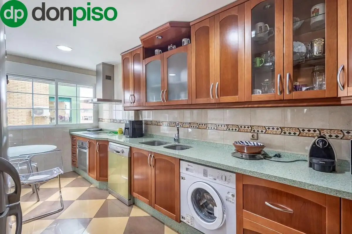 Kitchen of Flat for sale in Granada