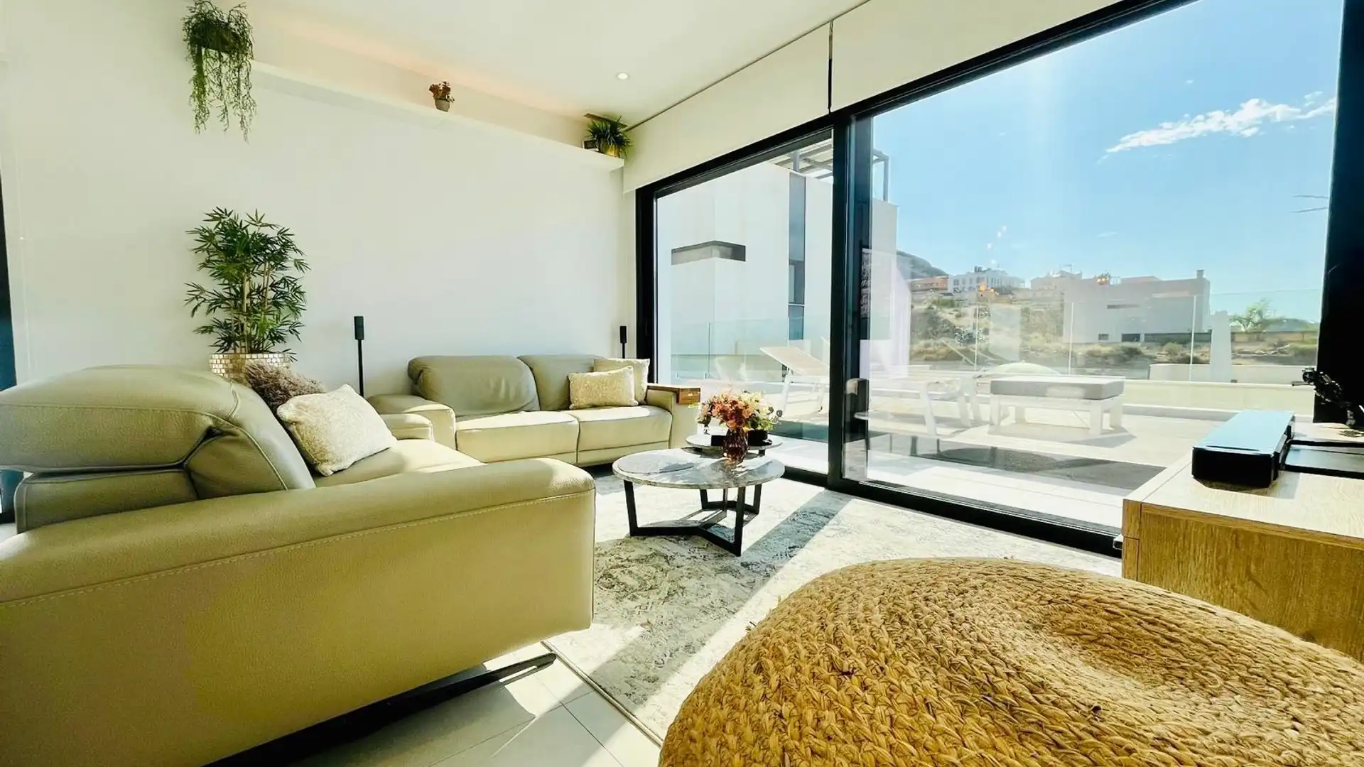 Sala de estar de Casa o chalet en venta en Águilas con Aire acondicionado, Jardín privado y Terraza