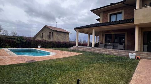 Bonito Chalet con txoco y piscina privada en Rodezno.