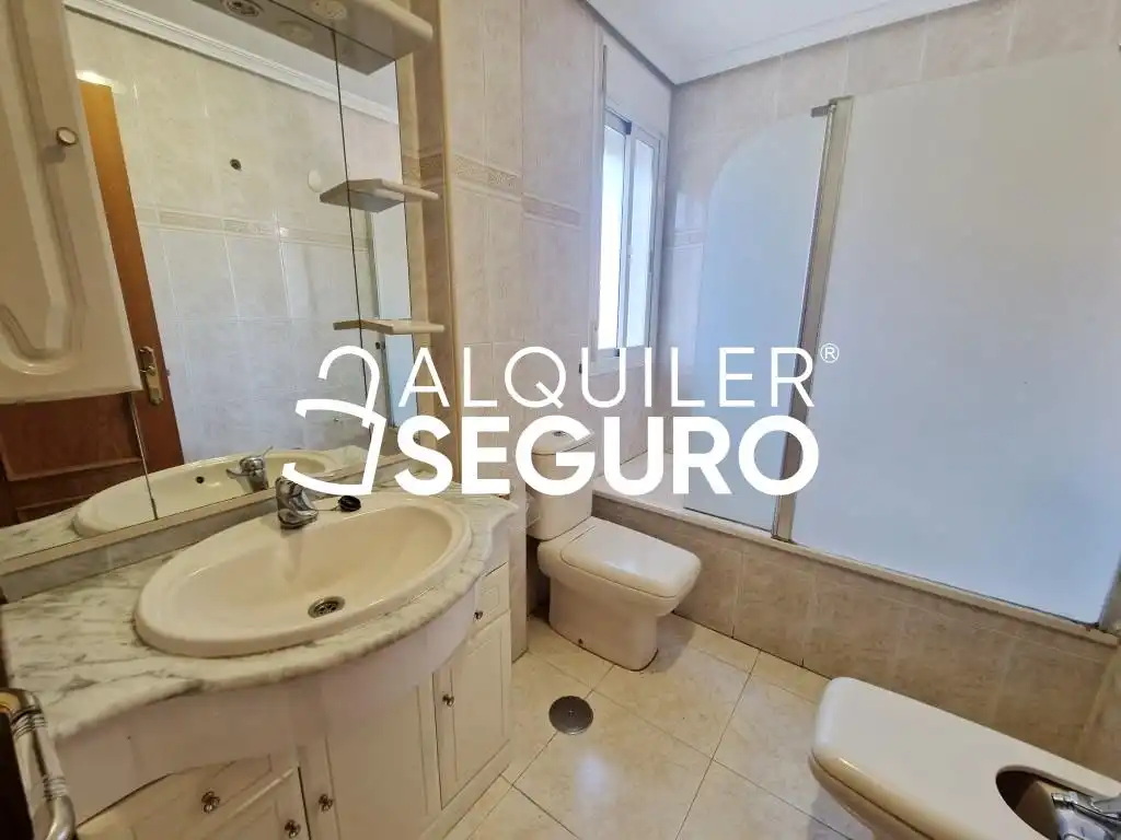 Badezimmer von Haus oder Chalet zur Miete in Fuenlabrada mit Heizung, Terrasse und Abstellraum