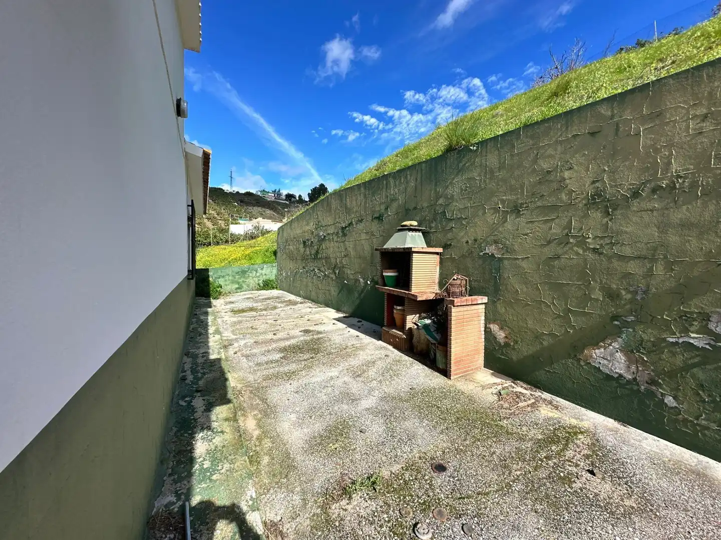 Vista exterior de Casa o xalet en venda en Vélez-Málaga amb Aire condicionat, Jardí privat i Traster